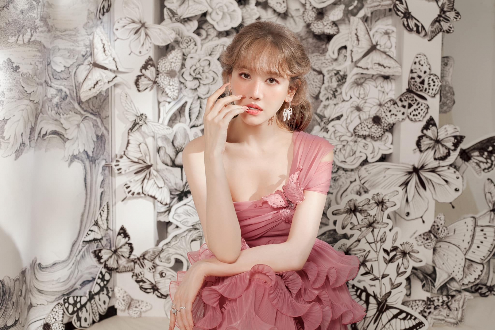 Hari Won phải liên tục di chuyển từ Hàn Quốc - Việt Nam để điều trị bệnh cũng như thực hiện công việc cá nhân