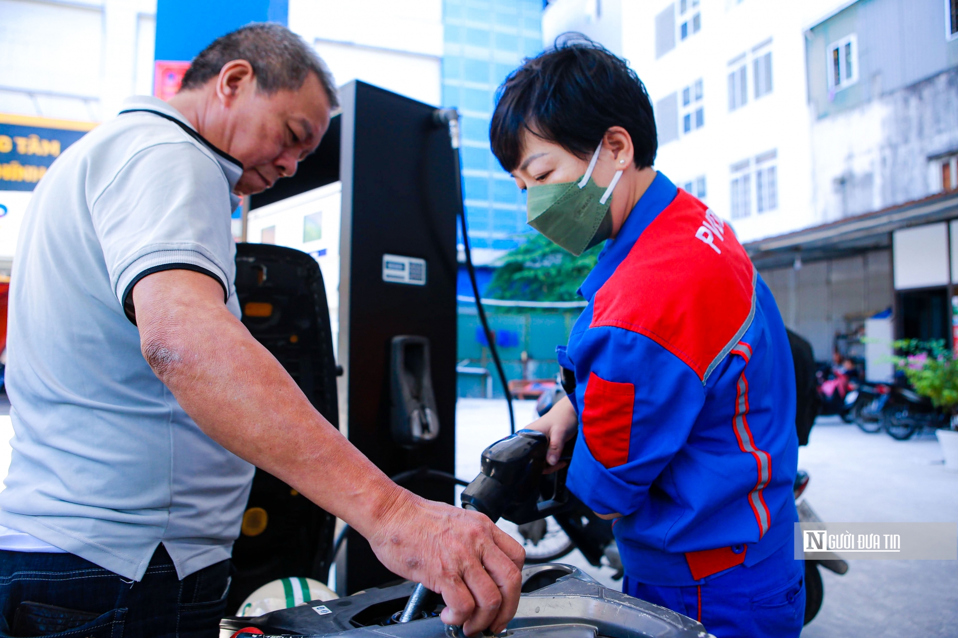 Sau văn bản hoả tốc gửi các bộ ngành, UBND các tỉnh, Bộ Công Thương mới có văn bản gửi các thương nhân đầu mối, phân phối xăng dầu để lấy ý kiến (Ảnh: Hữu Thắng).