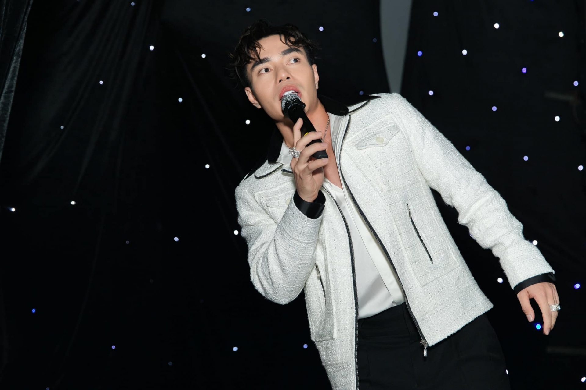 Lê Dương Bảo Lâm hoạt động năng nổ với vai trò ca sĩ, diễn viên hài. Ảnh: FBNV