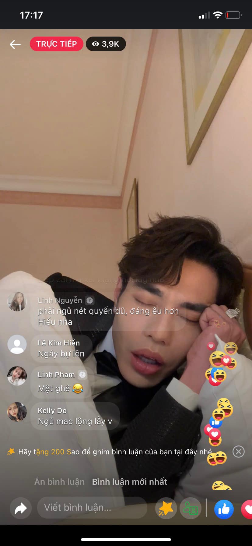 Lê Dương Bảo Lâm 'tấu hài' trên mạng xã hội khi bắt chước HIEUTHUHAI ngủ gật khi livestream. Ảnh: FBNV Lê Dương Bảo Lâm 'tấu hài' trên mạng xã hội khi bắt chước HIEUTHUHAI ngủ gật khi livestream. Ảnh: FBNV