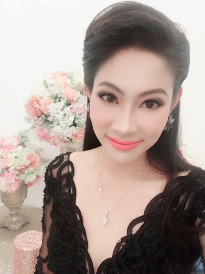 Bà Đặng Thùy Trang từng cho biết giữa năm 2017, Thùy Tiên vay bà 1,5 tỷ đồng để làm chi phí tham gia Hoa khôi Nam Bộ, song sau đó không trả Bà Đặng Thùy Trang từng cho biết giữa năm 2017, Thùy Tiên vay bà 1,5 tỷ đồng để làm chi phí tham gia Hoa khôi Nam Bộ, song sau đó không trả
