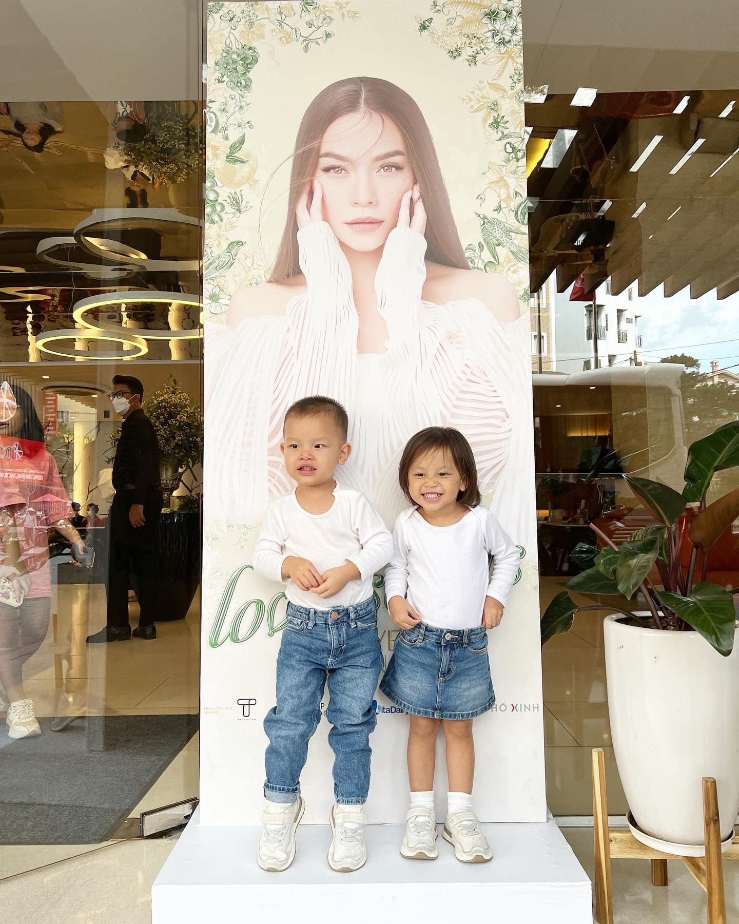 Lisa - Leon diện trang phục đồng điệu