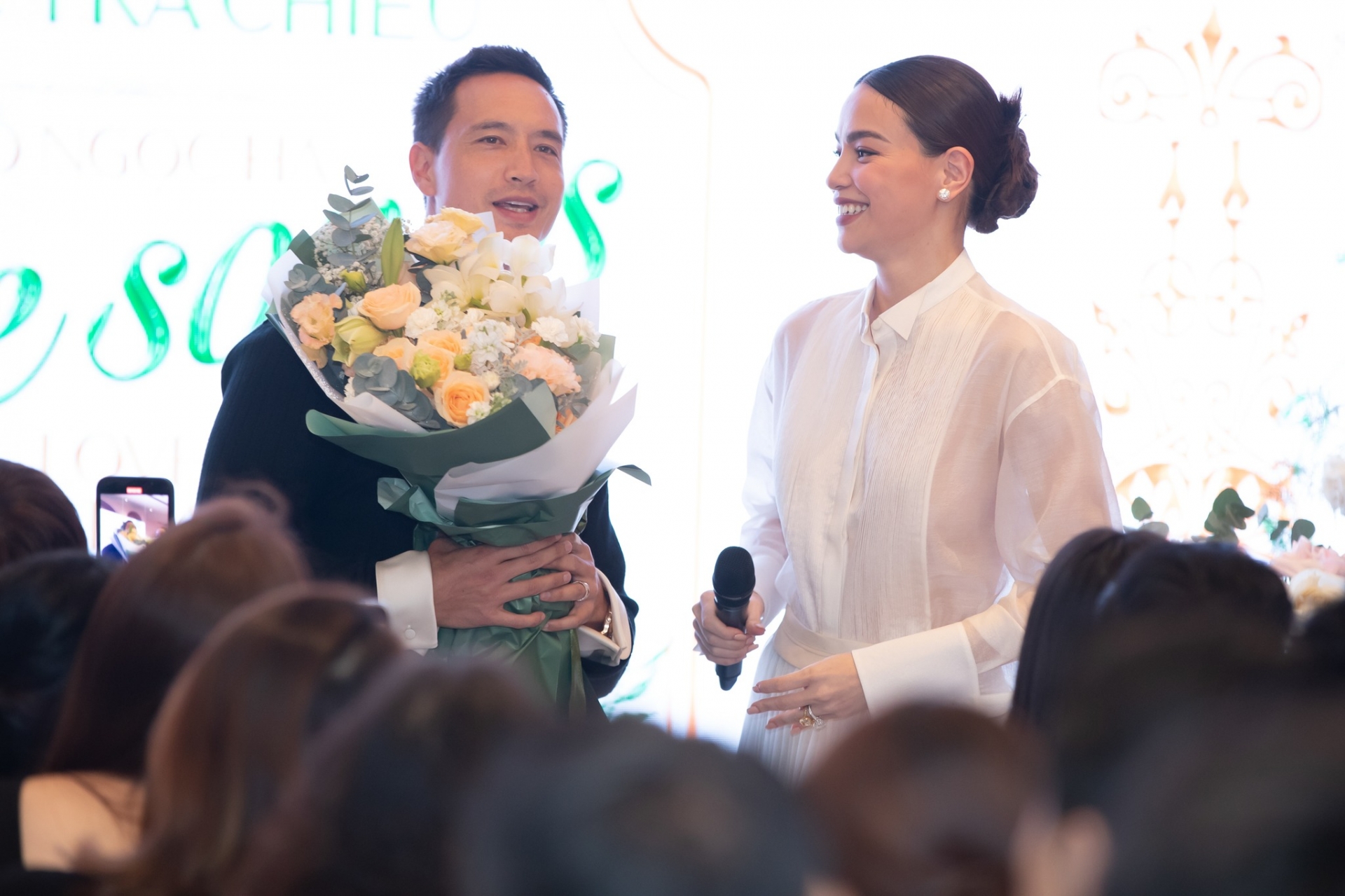 Hồ Ngọc Hà được Kim Lý và hai thiên thần nhỏ là Leon và Lisa đến ủng hộ