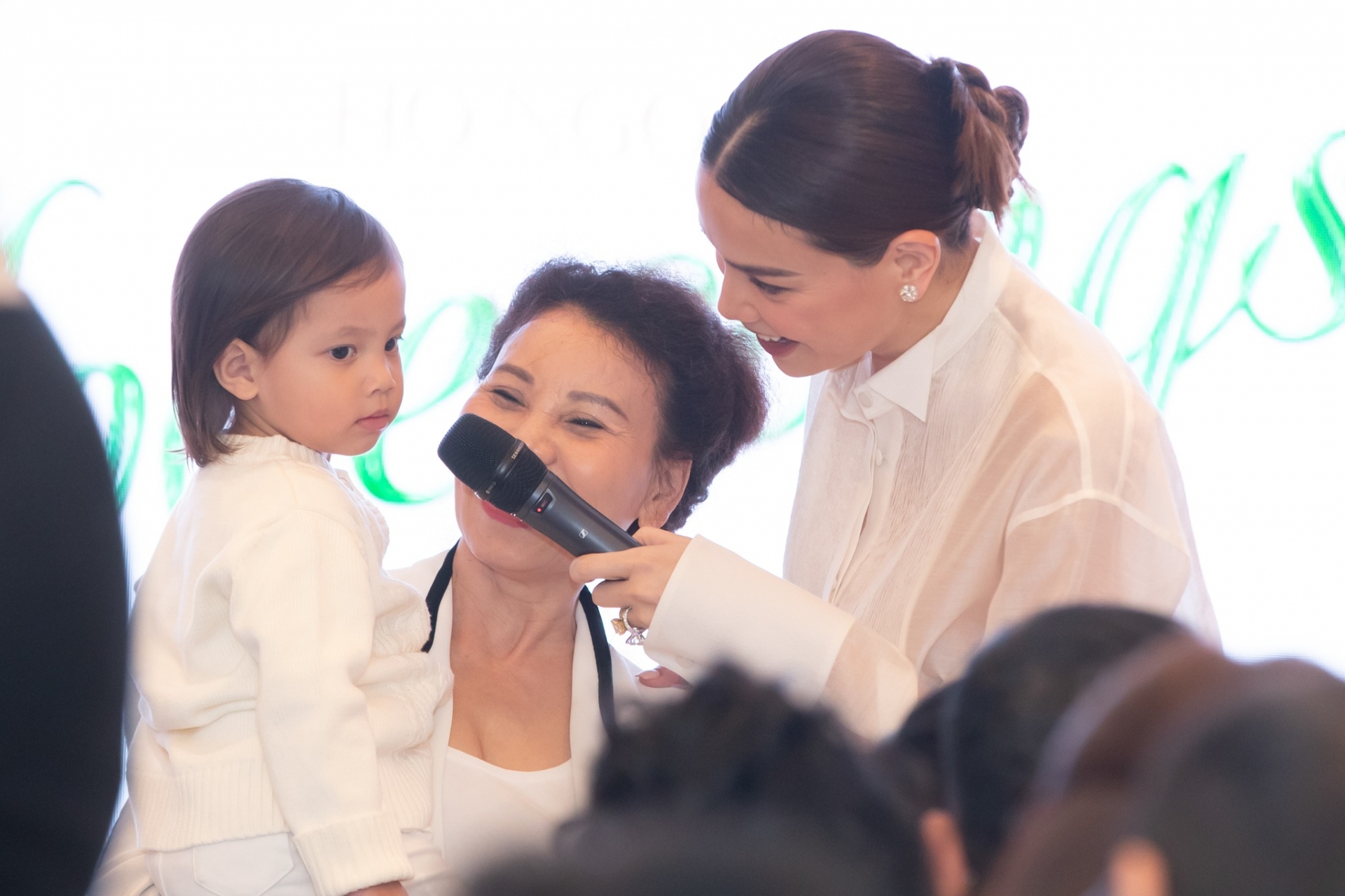 Video: Đang buồn ngủ nhưng vẫn muốn xem mẹ Hồ Ngọc Hà hát, Leon có biểu cảm chuẩn 'thánh tấu hài' - Ảnh 1