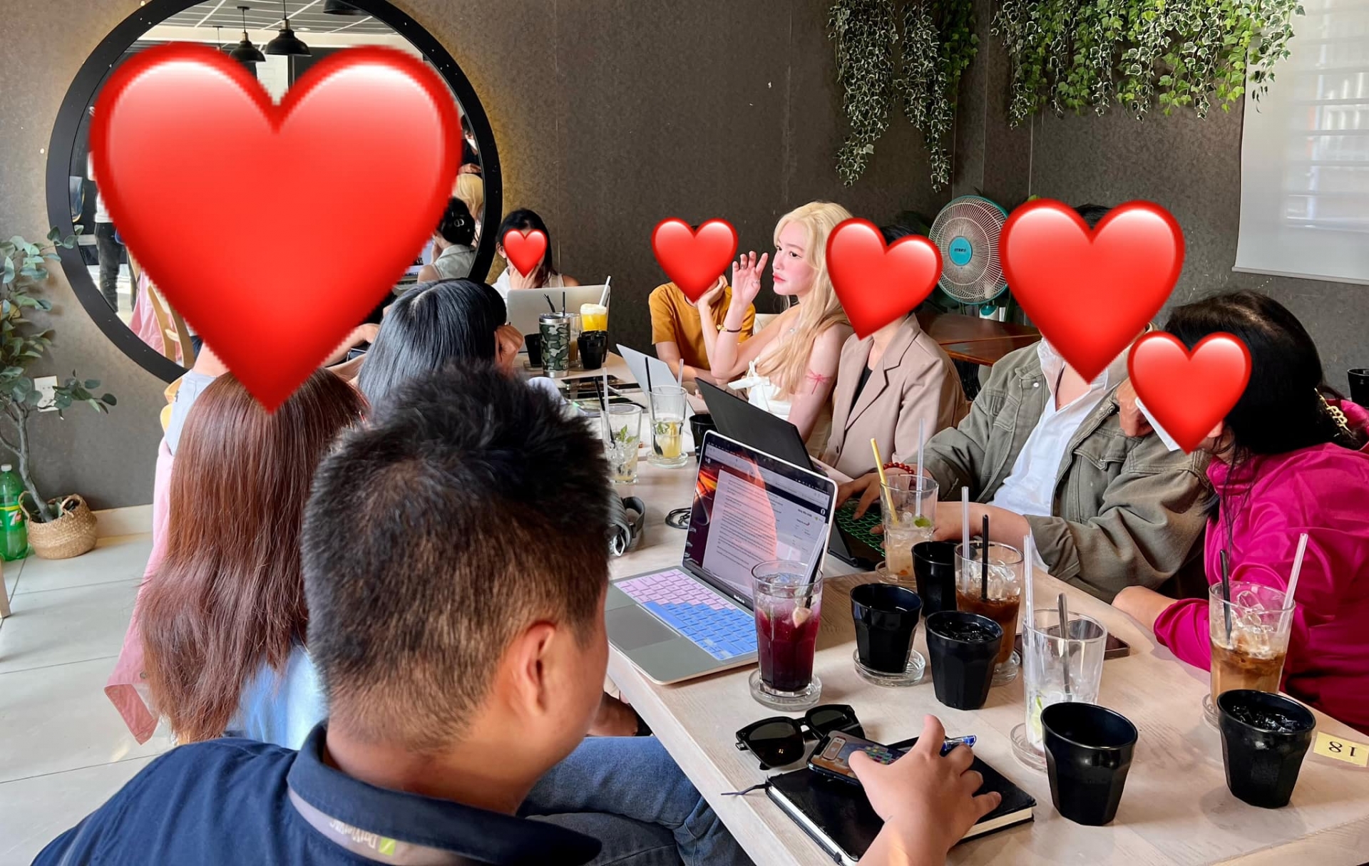 Elly Trần còn có buổi trò chuyện, gặp gỡ với truyền thông. Tại đây, cô nàng quyết 'một lần nói hết'