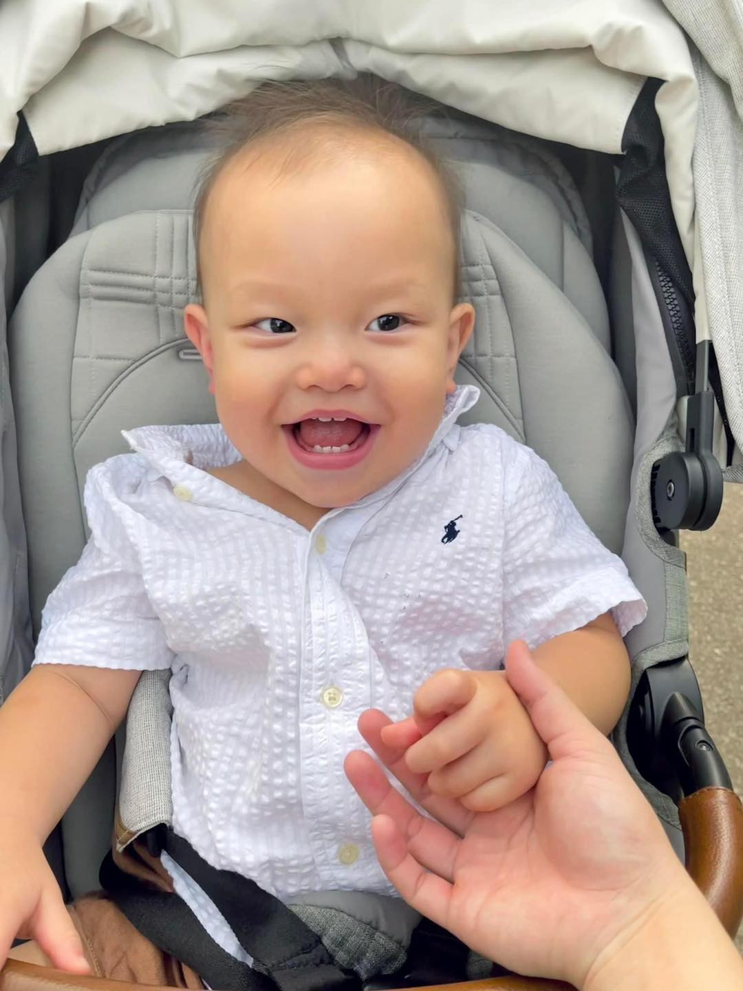 Video: Lisa xin quà vặt, Leon có ngay phản ứng khiến người xung quanh 'ôm bụng cười' - Ảnh 5