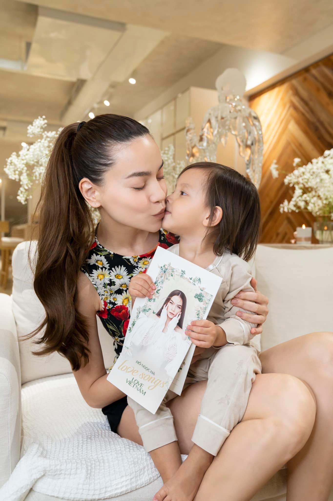 Lisa là 'cánh tay' đắc lực giúp mẹ Hồ Ngọc Hà bán vé liveshow