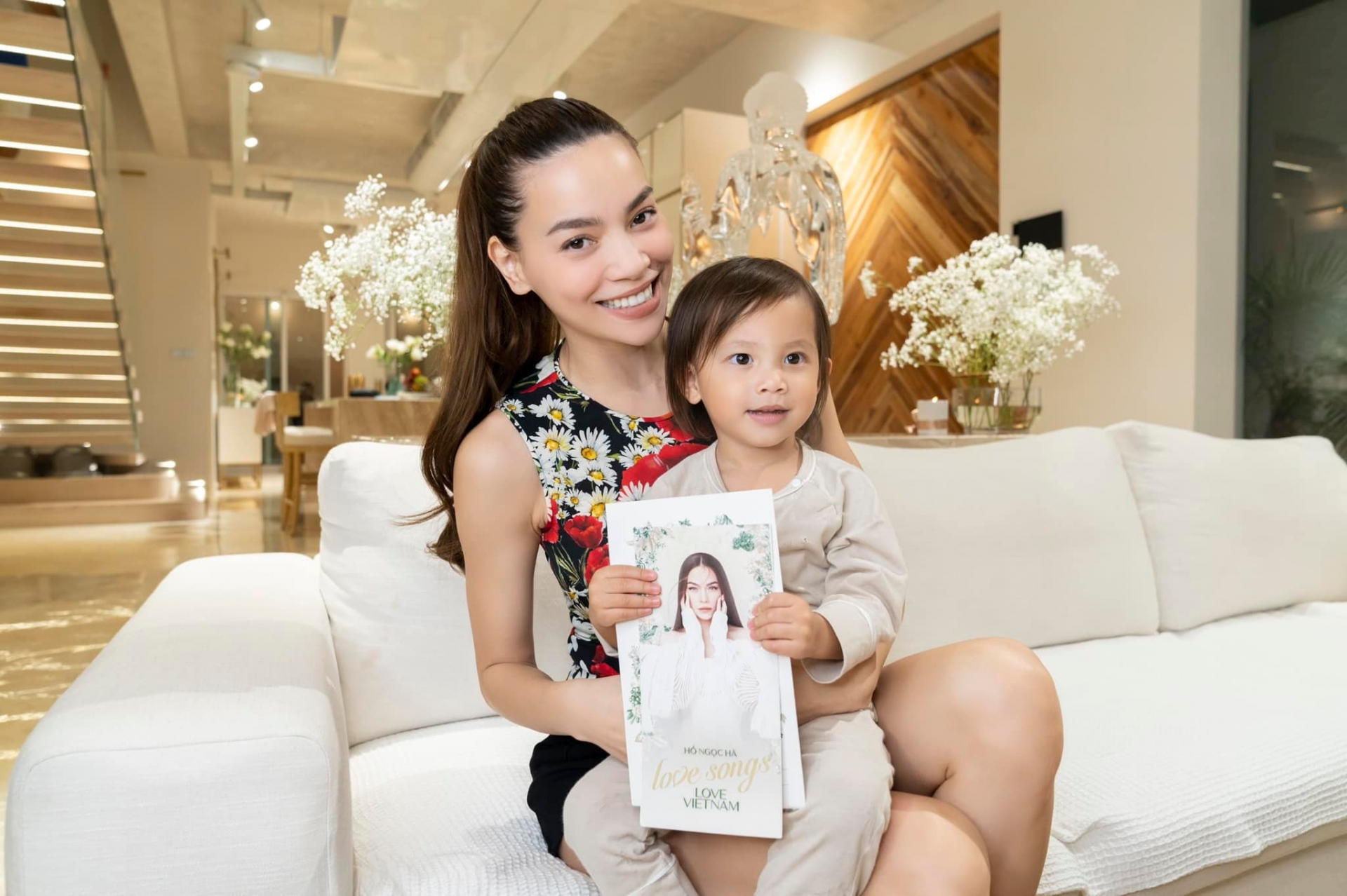 Video: Lisa xin quà vặt, Leon có ngay phản ứng khiến người xung quanh 'ôm bụng cười' - Ảnh 3