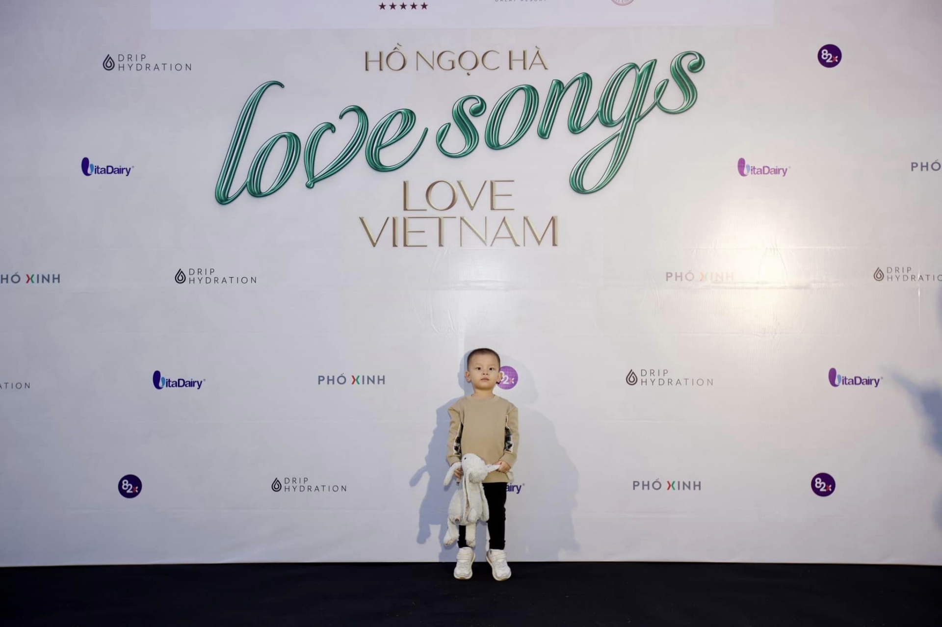 Dù xuất hiện tại sự kiện của mẹ Hồ Ngọc Hà, thế nhưng Leon lại 'ngang nhiên' chiếm trọn spotlight bằng tài năng vốn có là 'tấu hài'