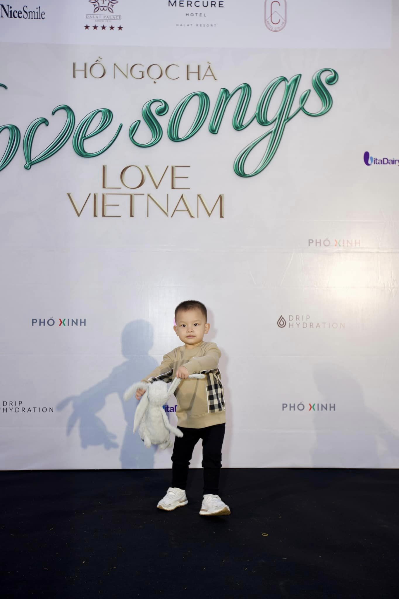 Video: Lisa xin quà vặt, Leon có ngay phản ứng khiến người xung quanh 'ôm bụng cười' - Ảnh 2