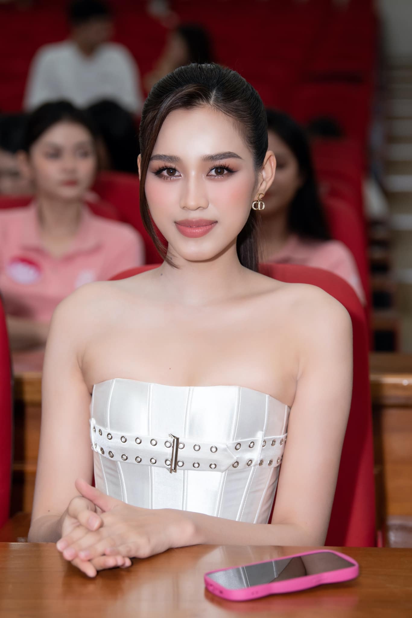 Video: Đỗ Thị Hà khoe đôi chân dài 1,11m, thần thái khiến fan đứng ngồi không yên  - Ảnh 2