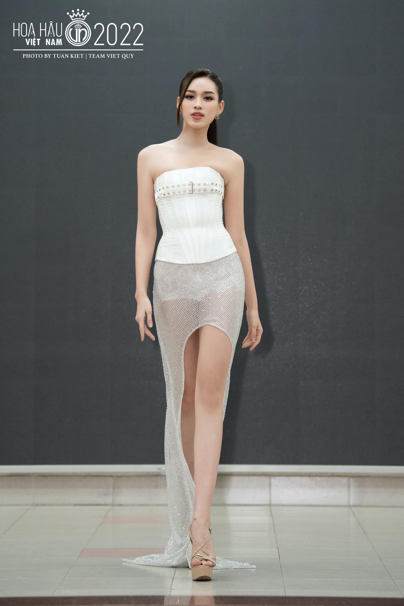 Xuất hiện tại buổi tập luyện catwalk cho thí sinh Hoa hậu Việt Nam, Đỗ Thị Hà khoe trọn đôi chân dài 1,11m trứ danh