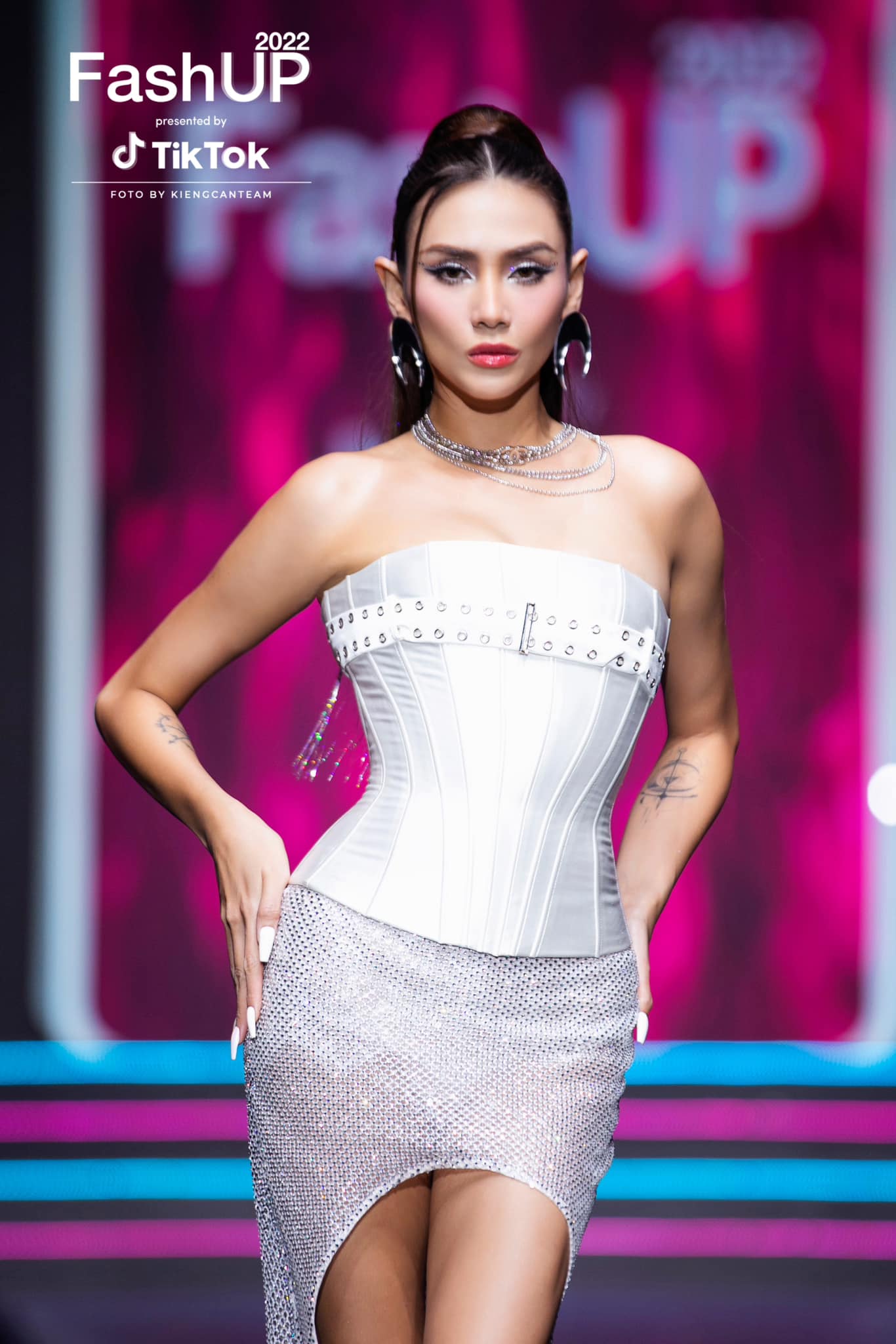 Đỗ Thị Hà đụng hàng với 'chị đại làng mẫu', cư dân mạng đưa ra so sánh - Ảnh 2