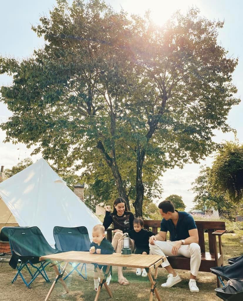 Video: Mới tí tuổi nhưng con gái Hồ Ngọc Hà 'việc gì cũng đến tay', hết phụ mẹ bán vé nay lại chăm bẵm Leon - Ảnh 6