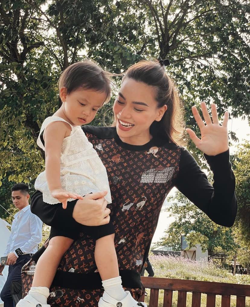Video: Mới tí tuổi nhưng con gái Hồ Ngọc Hà 'việc gì cũng đến tay', hết phụ mẹ bán vé nay lại chăm bẵm Leon - Ảnh 5