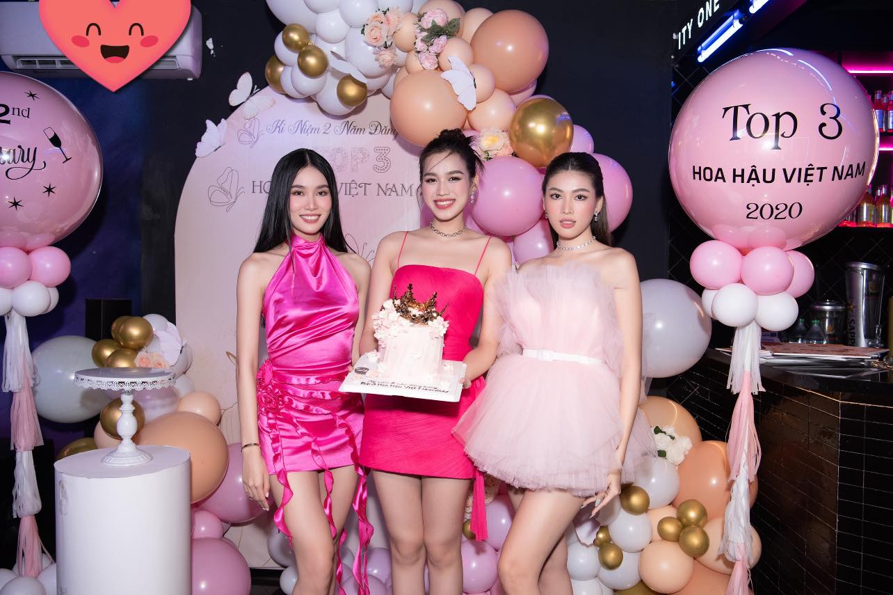 Hội ngộ cùng 2 Á hậu tại sự kiện kỷ niệm 2 năm đăng quang, Đỗ Thị Hà gây ấn tượng bởi nhan sắc nhẹ nhàng