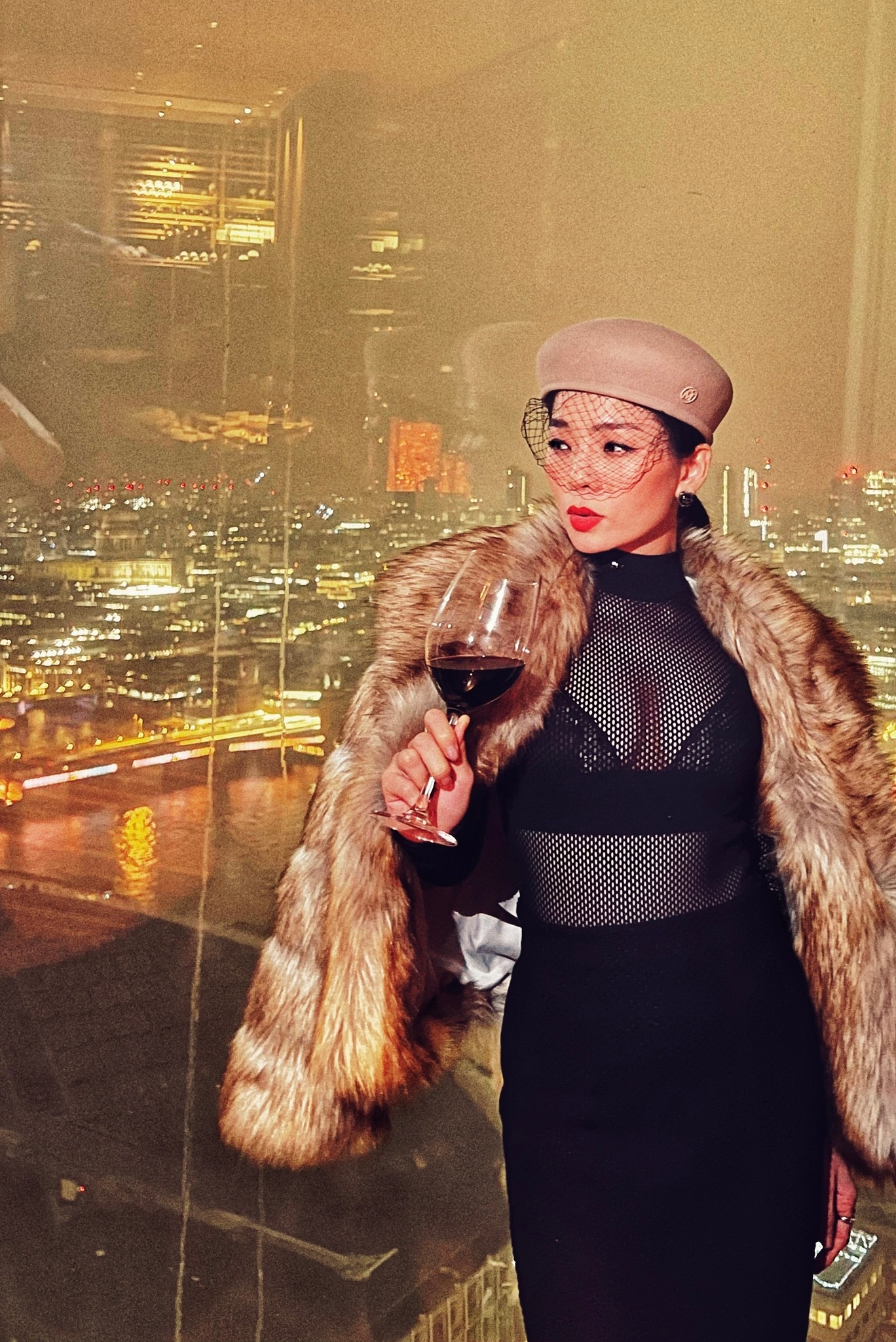 Gu ăn mặc ngày càng gợi cảm của Lệ Quyên