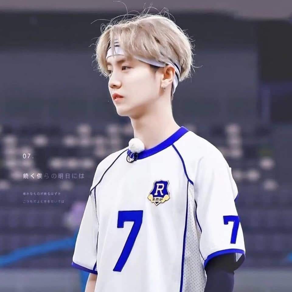 Truyền thông Trung Quốc đưa tin, nền tảng Douyin đã chi khoảng 1 tỷ NDT để mua bản quyền phát sóng trực tiếp World Cup 2022. Douyin cũng công bố đội hình bình luận viên mùa này trong đó có Lộc Hàm. Tối nay nam minh tinh sẽ bình luận trận đấu giữa Anh và Iran. Thông tin này sau đó đã nhận được rất nhiều sự ủng hộ từ khán giả. 