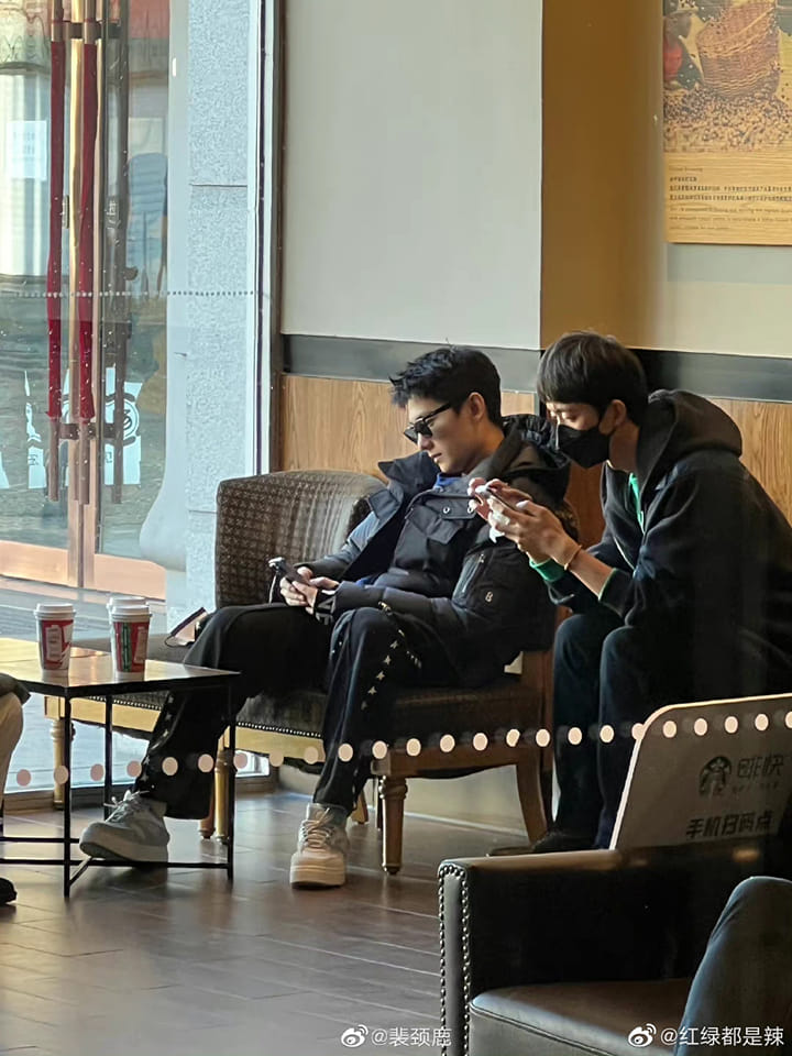 Fan mạng vô tình gặp gỡ Dương Dương tại quán cafe, hình ảnh chụp lén nhận về lượt tương tác khủng. Ai nấy đều khen ngợi nhan sắc của nam minh tinh