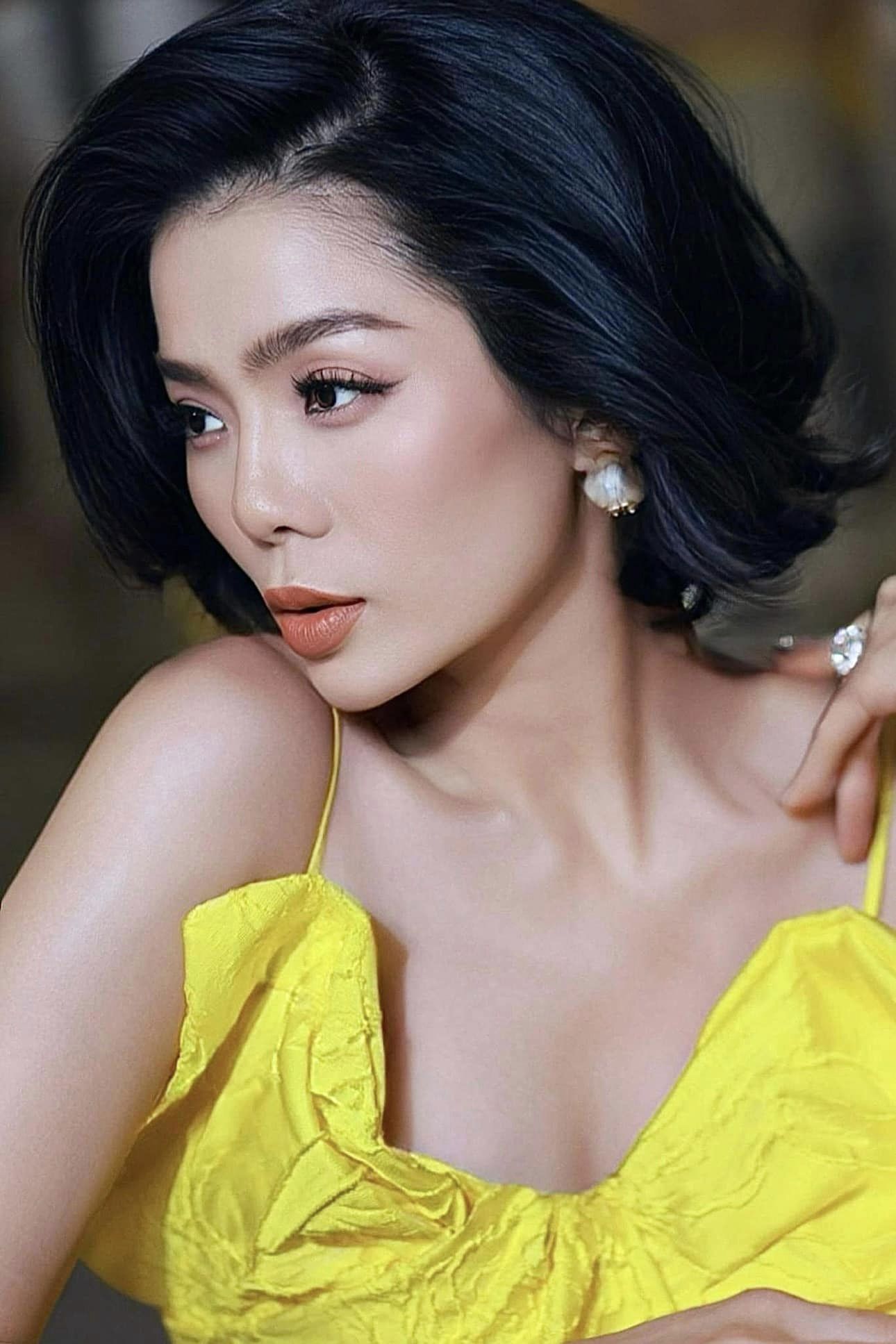 Lệ Quyên gây ấn tượng bởi nét đẹp kinh diễm, dù góc chụp cận nhưng không thể làm lu mờ visual