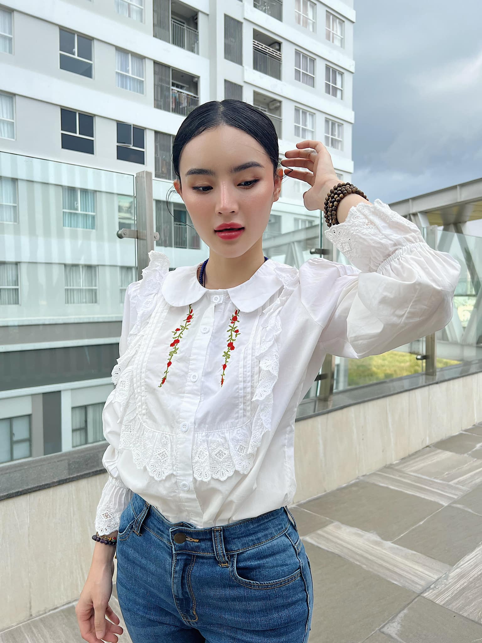 Phương Trang có lối ăn mặc giản dị, toát lên vẻ đẹp trong trẻo, thanh thuần