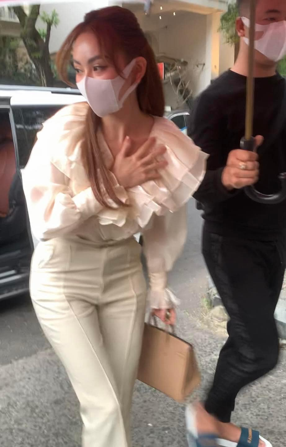 Lần 2 xuất hiện ở tòa, Trang Nemo mặc áo bèo nhún điệu đà và xách túi Hermès tiền tỷ.