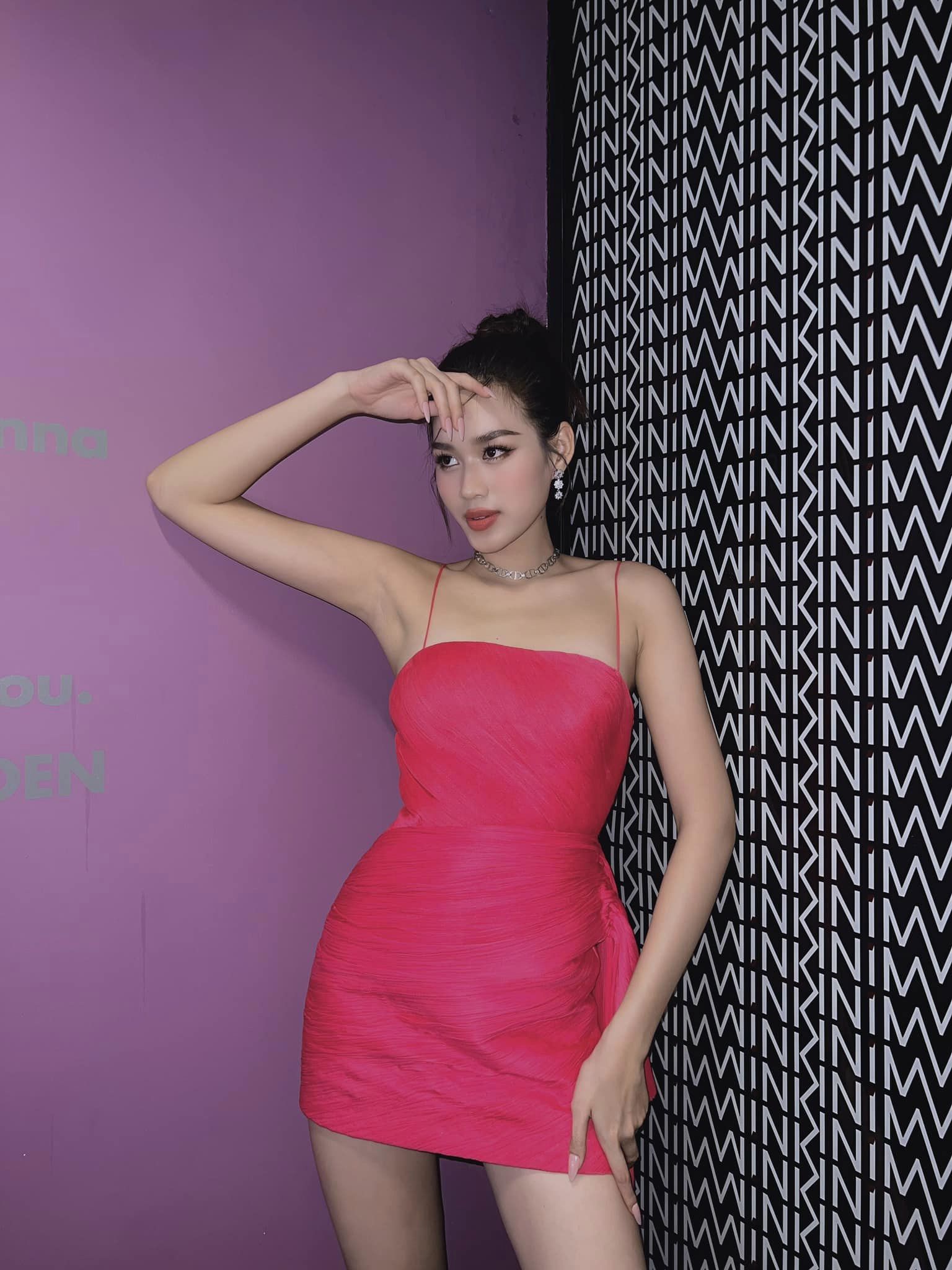 Video: Đang chụp ảnh áo dài, Đỗ Thị Hà vẫn không quên tấu hài  - Ảnh 4