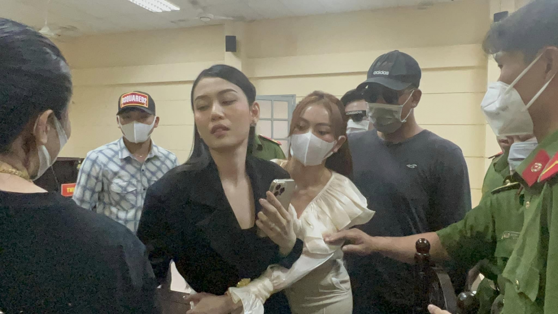 Trang Nemo nói lời 'gan ruột' sau khi quỳ xin lỗi bị hại tại tòa: 'Nhất định phải sống tốt' - Ảnh 1