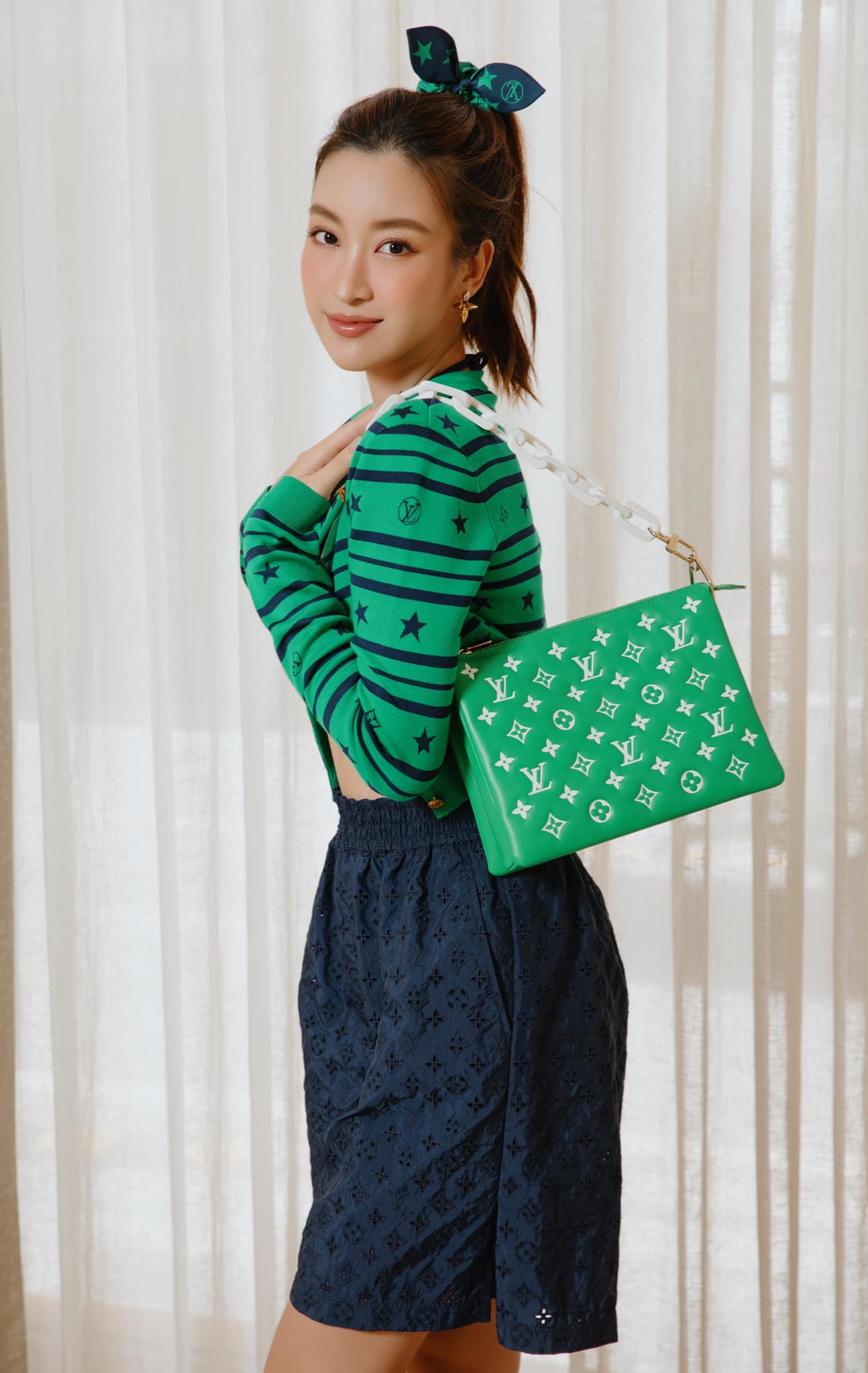Đỗ Mỹ Linh diện nguyên set đồ của LV