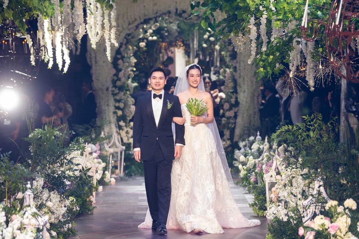 Hoa hậu Đỗ Mỹ Linh chính thức trở thành nàng dâu hào môn khi về chung một nhà với Đỗ Vinh Quang - con trai của Bầu Hiển