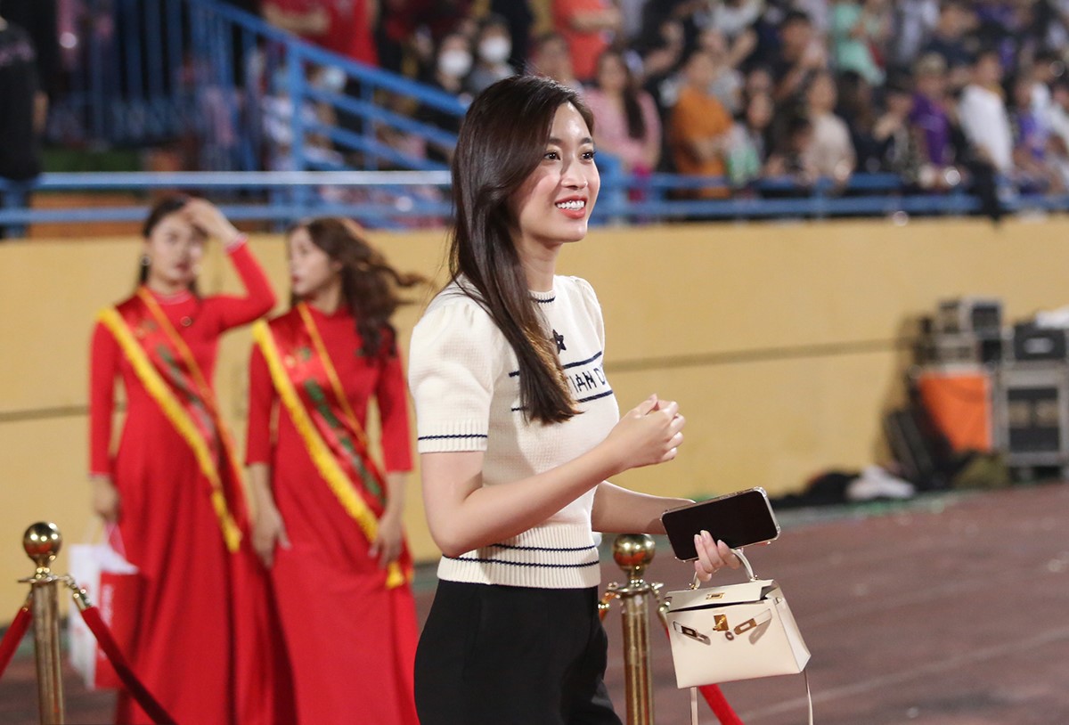 Đỗ Mỹ Linh đã chi hơn 400 triệu đồng cho lần xuất hiện tại sân Hàng Đẫy chúc mừng CLB Hà Nội vô địch V-League