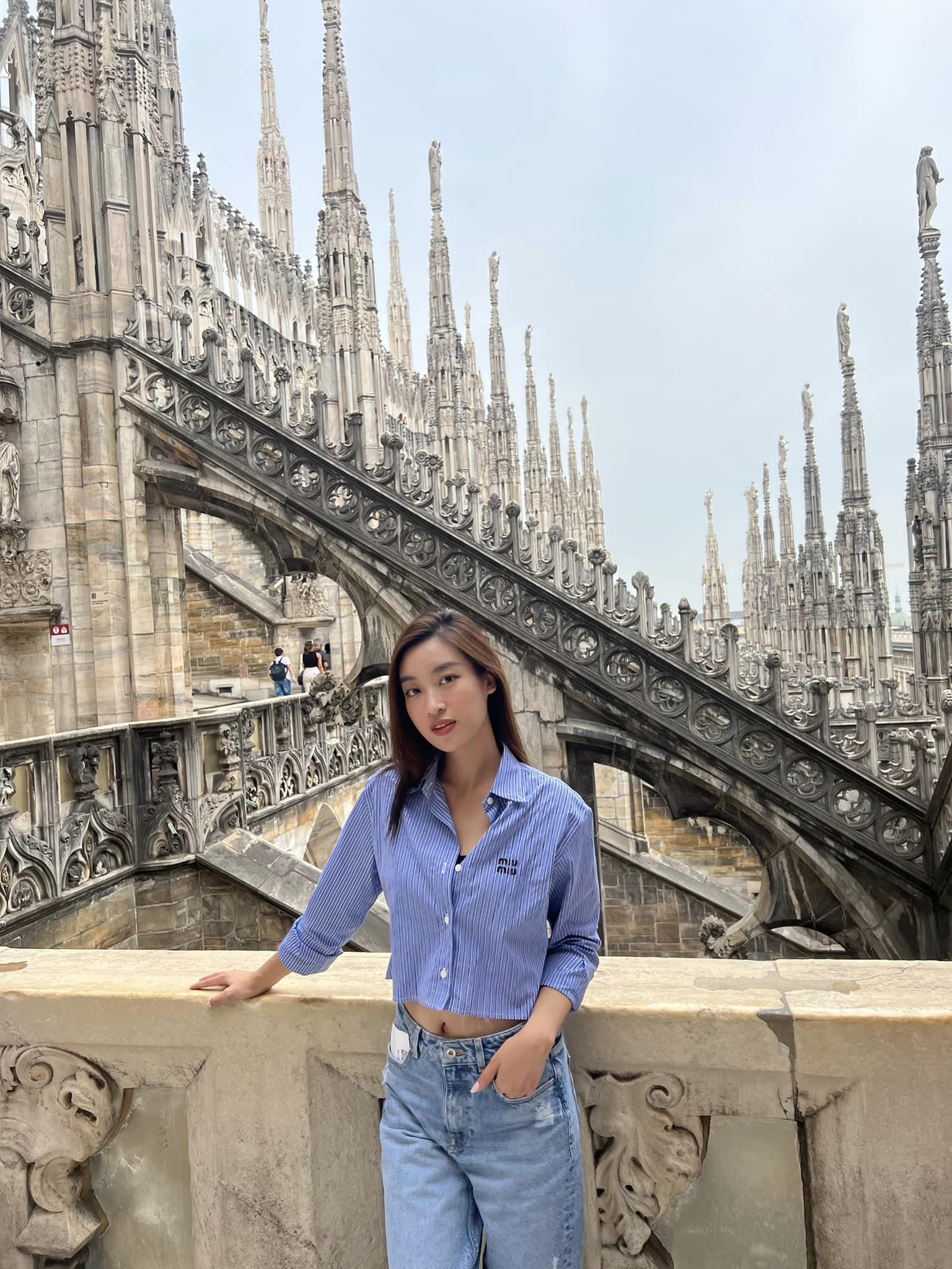 Đỗ Mỹ Linh diện áo sơ mi được bán với giá khoảng 20 triệu đồng