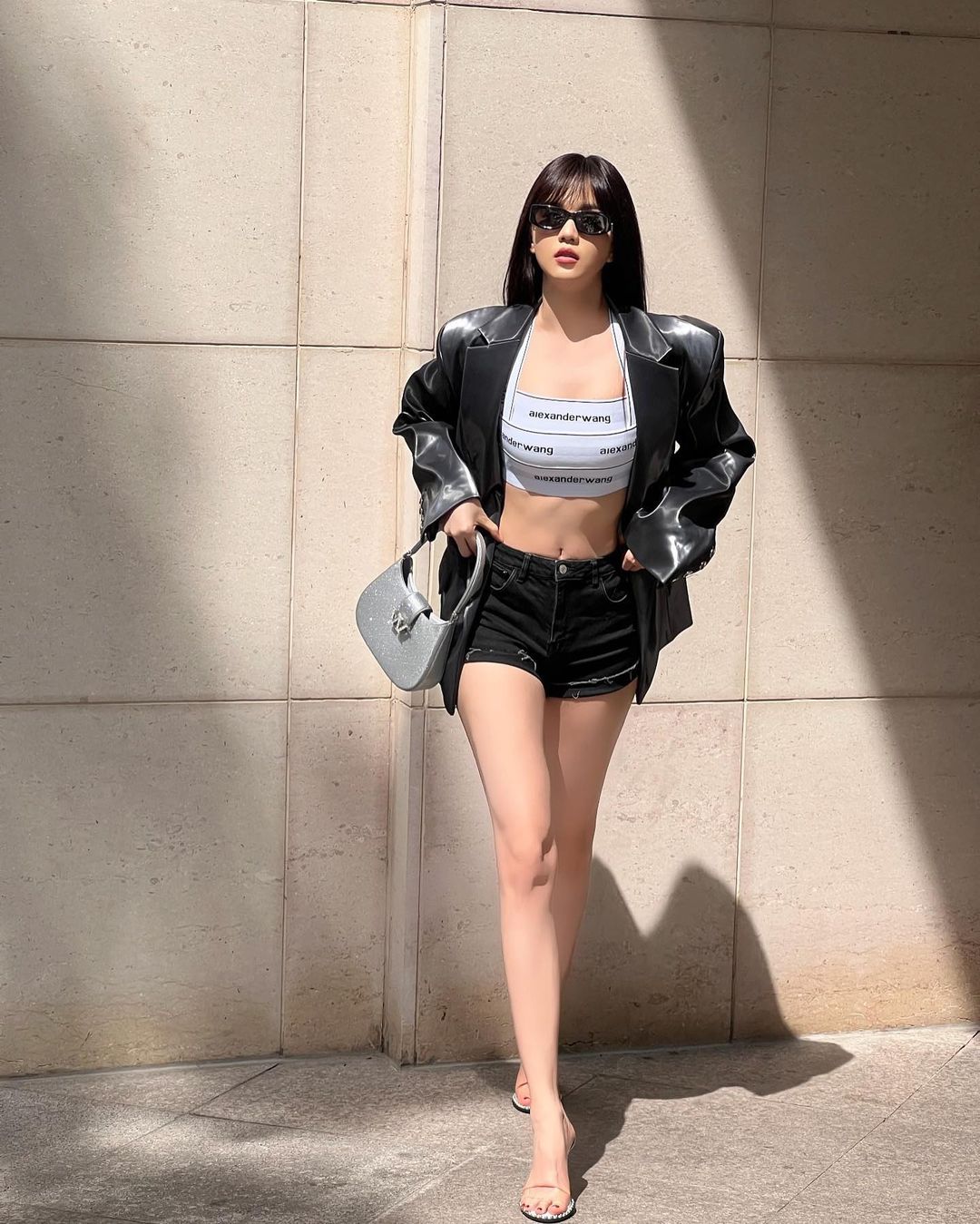 Không biết do góc chụp hay chiếc áo quá bó sát mà Ngọc Trinh thiếu hẳn vẻ quyến rũ thường thấy