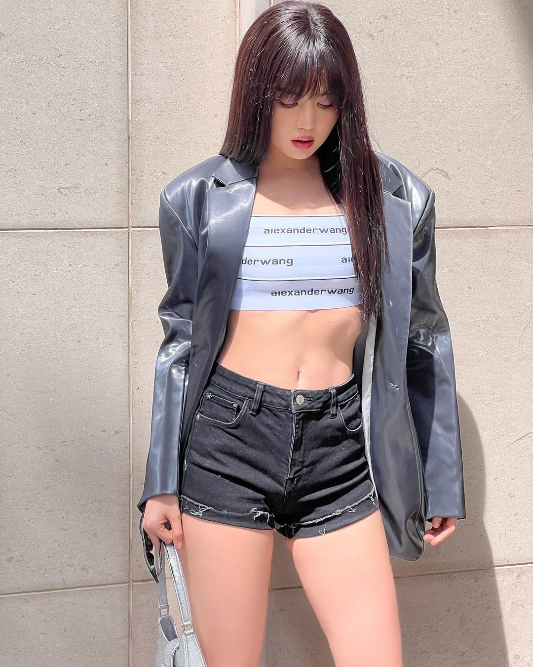 Ngọc Trinh bị chê hai lưng khi đôi gò bồng đảo trong bộ ảnh lần này lại 'không cánh mà bay'