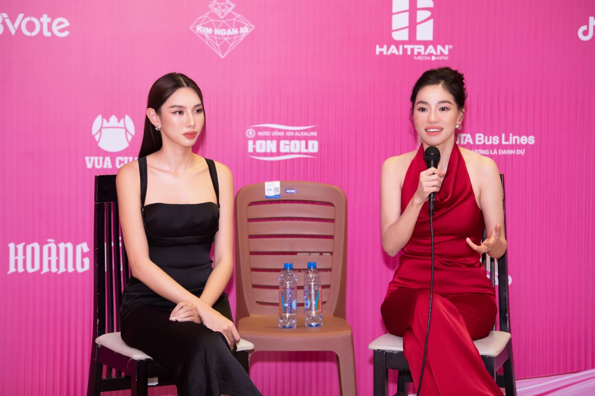 Thùy Tiên chung khung hình với 'bà trùm hoa hậu' Phạm Kim Dung, nhan sắc có lép vế? - Ảnh 1 Thùy Tiên chung khung hình với 'bà trùm hoa hậu' Phạm Kim Dung, nhan sắc có lép vế? - Ảnh 1