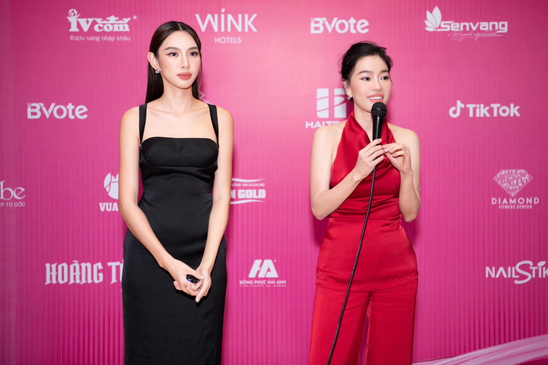 Thùy Tiên chung khung hình với 'bà trùm hoa hậu' Phạm Kim Dung, nhan sắc một chín một mười khiến dân tình trầm trồ. Ảnh: FBNV