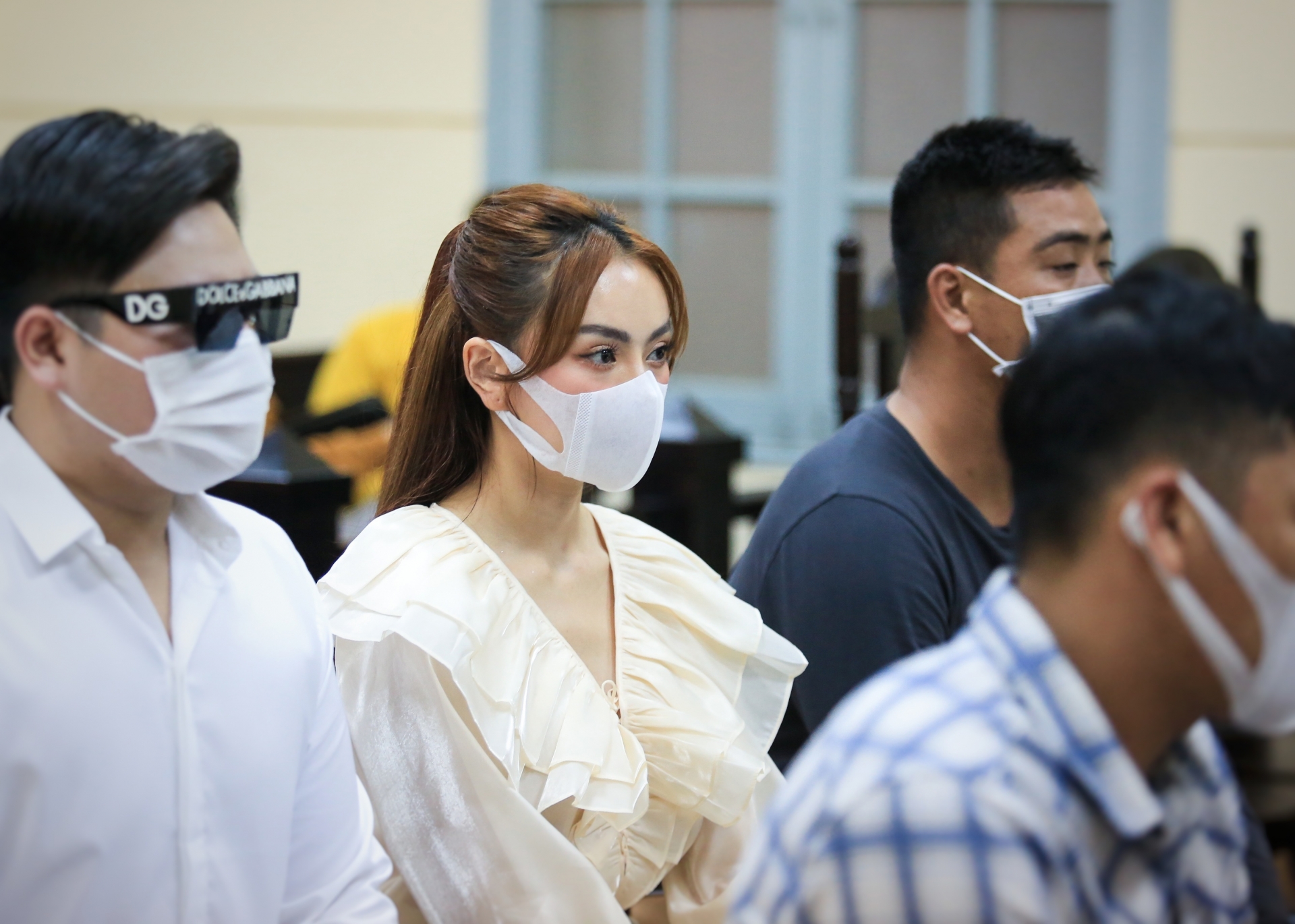 Các bị cáo trong vụ Trang Nemo đánh người có mặt tại phiên tòa chiều 22/11. Ảnh: Thanh Niên