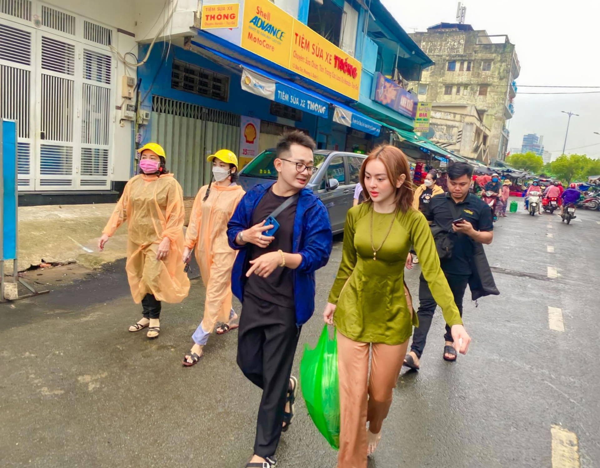 Nhiều tranh cãi xoay quanh hành động từ thiện của Trang Nemo. Ảnh: FBNV