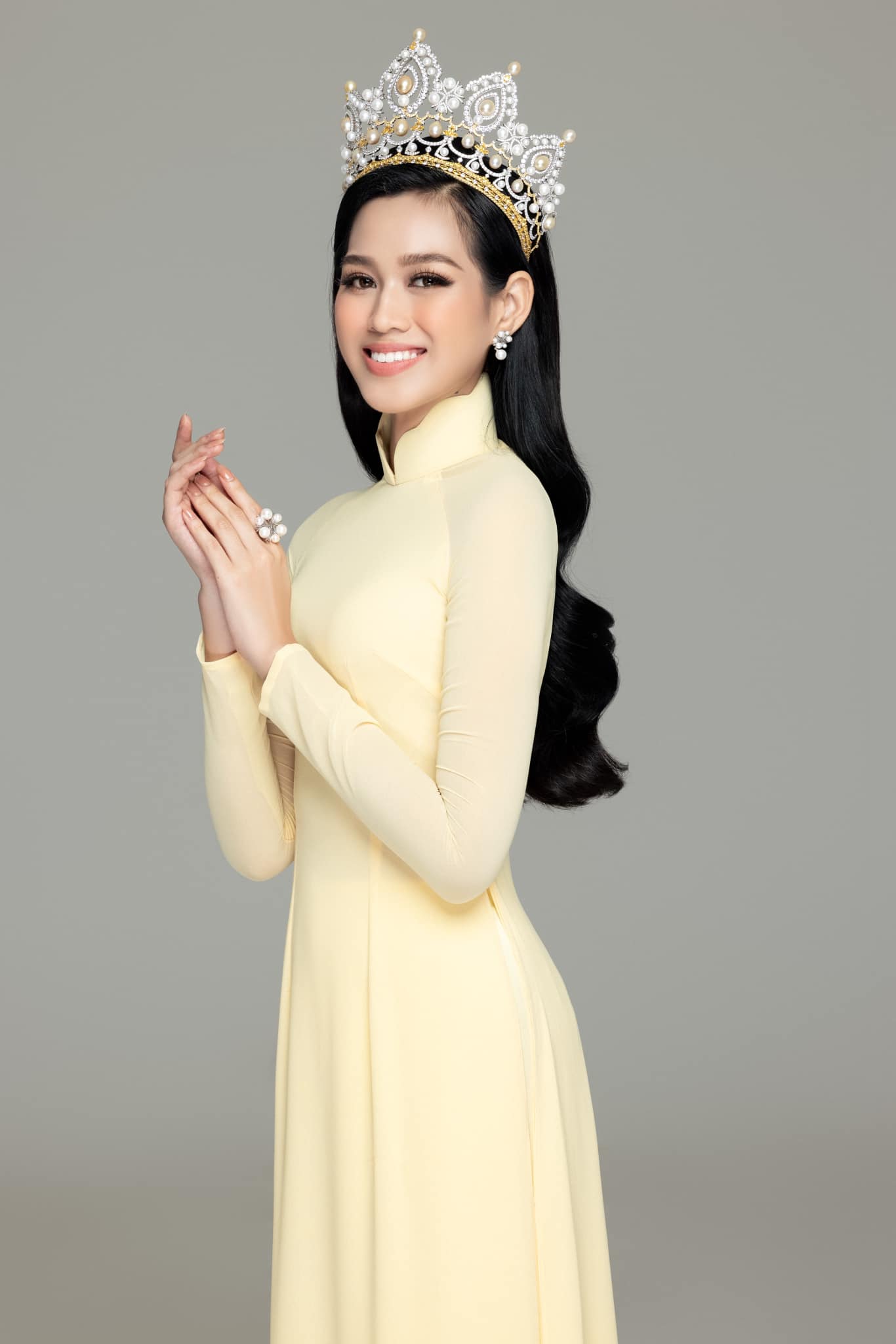 Video: Đỗ Thị Hà đẹp tựa nàng thơ, đọ sắc bất phân thắng bại với 2 Á hậu và bà Phạm Kim Dung - Ảnh 6 Video: Đỗ Thị Hà đẹp tựa nàng thơ, đọ sắc bất phân thắng bại với 2 Á hậu và bà Phạm Kim Dung - Ảnh 6