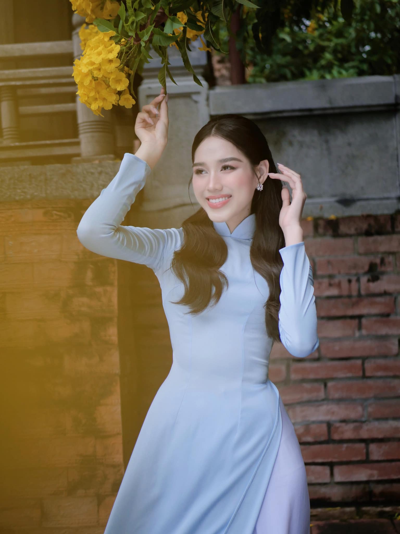 Video: Đỗ Thị Hà đẹp tựa nàng thơ, đọ sắc bất phân thắng bại với 2 Á hậu và bà Phạm Kim Dung - Ảnh 3 Video: Đỗ Thị Hà đẹp tựa nàng thơ, đọ sắc bất phân thắng bại với 2 Á hậu và bà Phạm Kim Dung - Ảnh 3