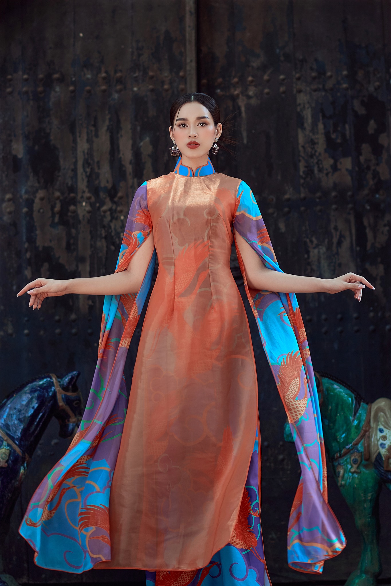 Video: Đỗ Thị Hà đẹp tựa nàng thơ, đọ sắc bất phân thắng bại với 2 Á hậu và bà Phạm Kim Dung - Ảnh 2 Video: Đỗ Thị Hà đẹp tựa nàng thơ, đọ sắc bất phân thắng bại với 2 Á hậu và bà Phạm Kim Dung - Ảnh 2