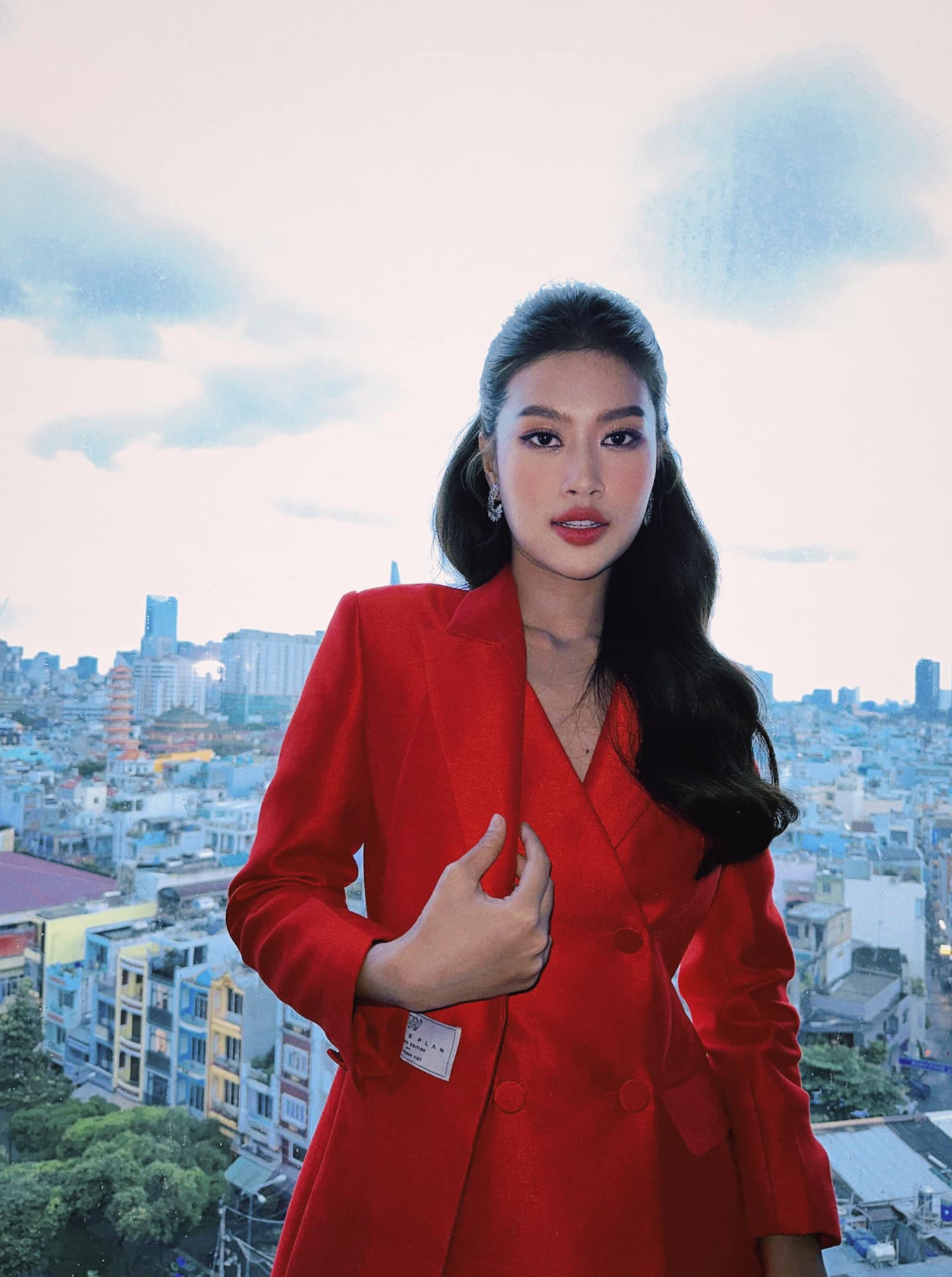 Đoàn Thiên Ân đẹp hút hồn trong bộ suit đỏ quý phái