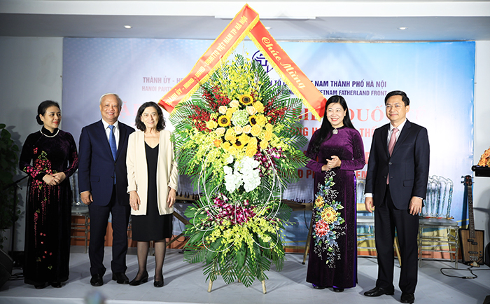 Lãnh đạo Thành phố tặng hoa chúc mừng đại biểu nhân buổi gặp mặt Lãnh đạo Thành phố tặng hoa chúc mừng đại biểu nhân buổi gặp mặt