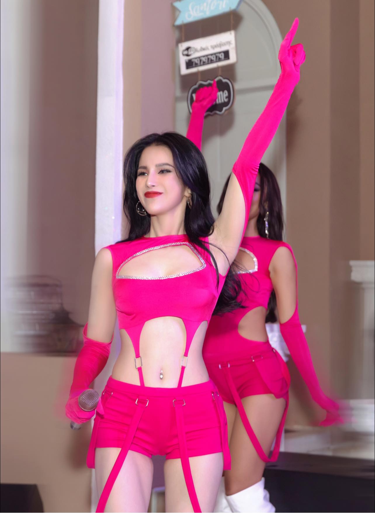 Váy áo cắt xẻ hiểm hóc