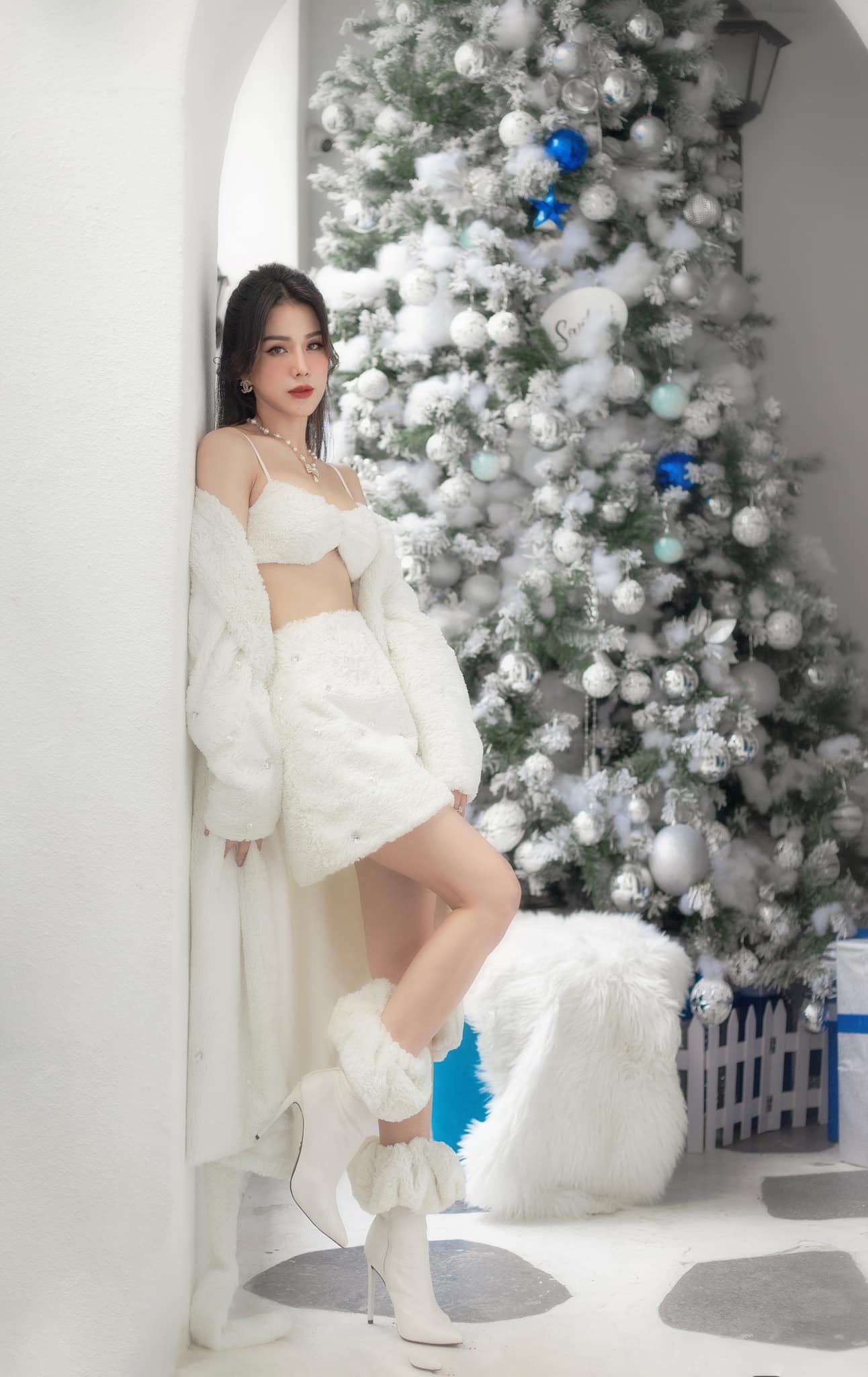 Diệp Lâm Anh gây sốt với bộ ảnh thanh thuần nhưng không kém phần sexy