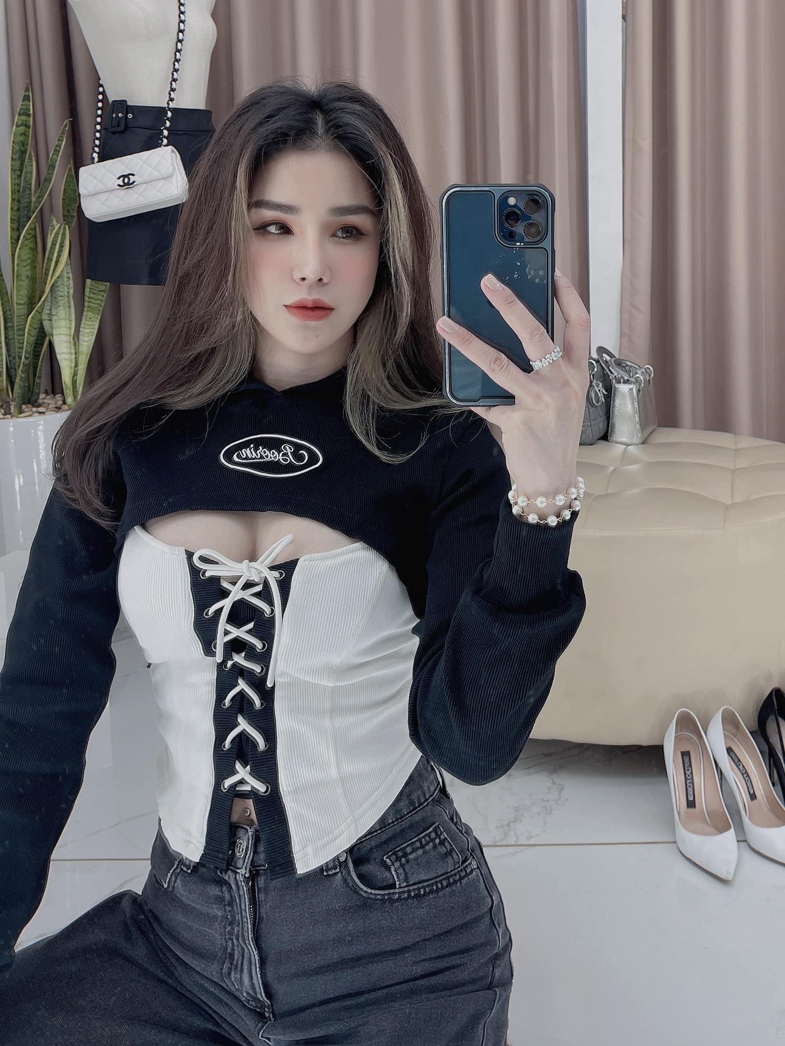 Diệp Lập Anh tích cực những bộ cánh kiệm vải khoe khéo vóc dáng vạn người mê, có đường cắt xẻ táo bạo