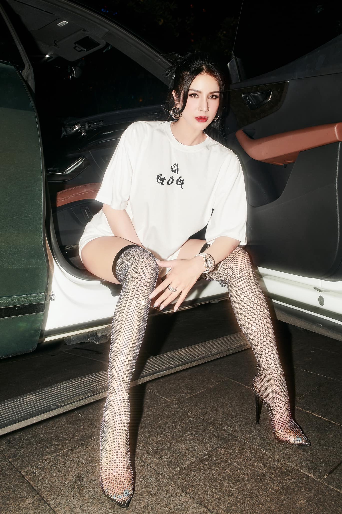 Diệp Lâm Anh thường xuyên trưng diện áo phông mix cùng quần short khoe đôi chân dài cực phẩm