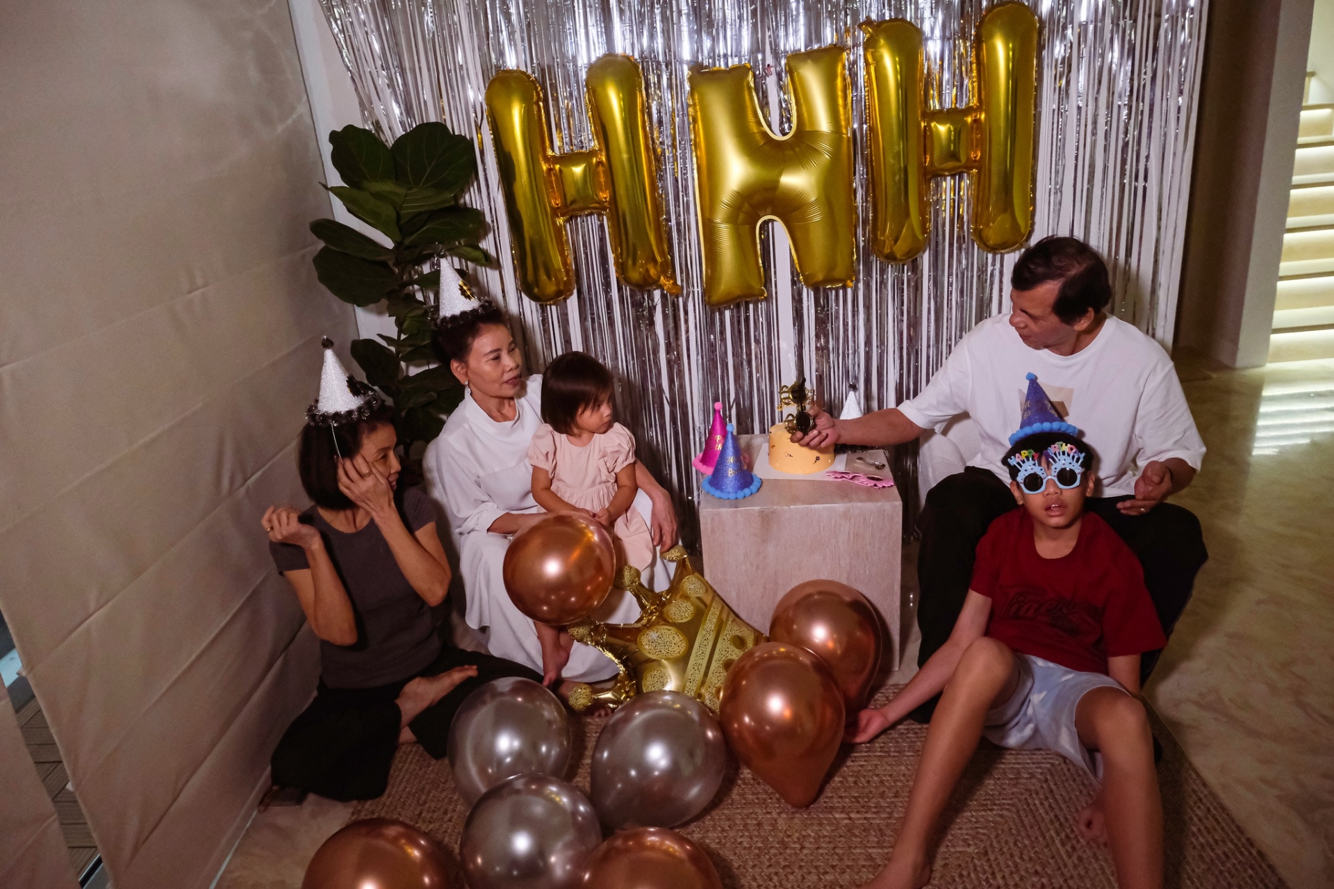 Video: Leon 'quậy đục' sinh nhật Hồ Ngọc Hà, hàng loạt biểu cảm khiến dân tình bật cười - Ảnh 3