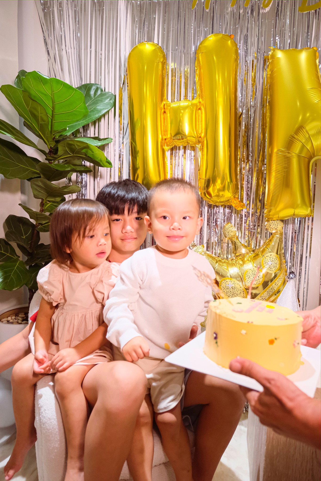 Video: Leon 'quậy đục' sinh nhật Hồ Ngọc Hà, hàng loạt biểu cảm khiến dân tình bật cười - Ảnh 2