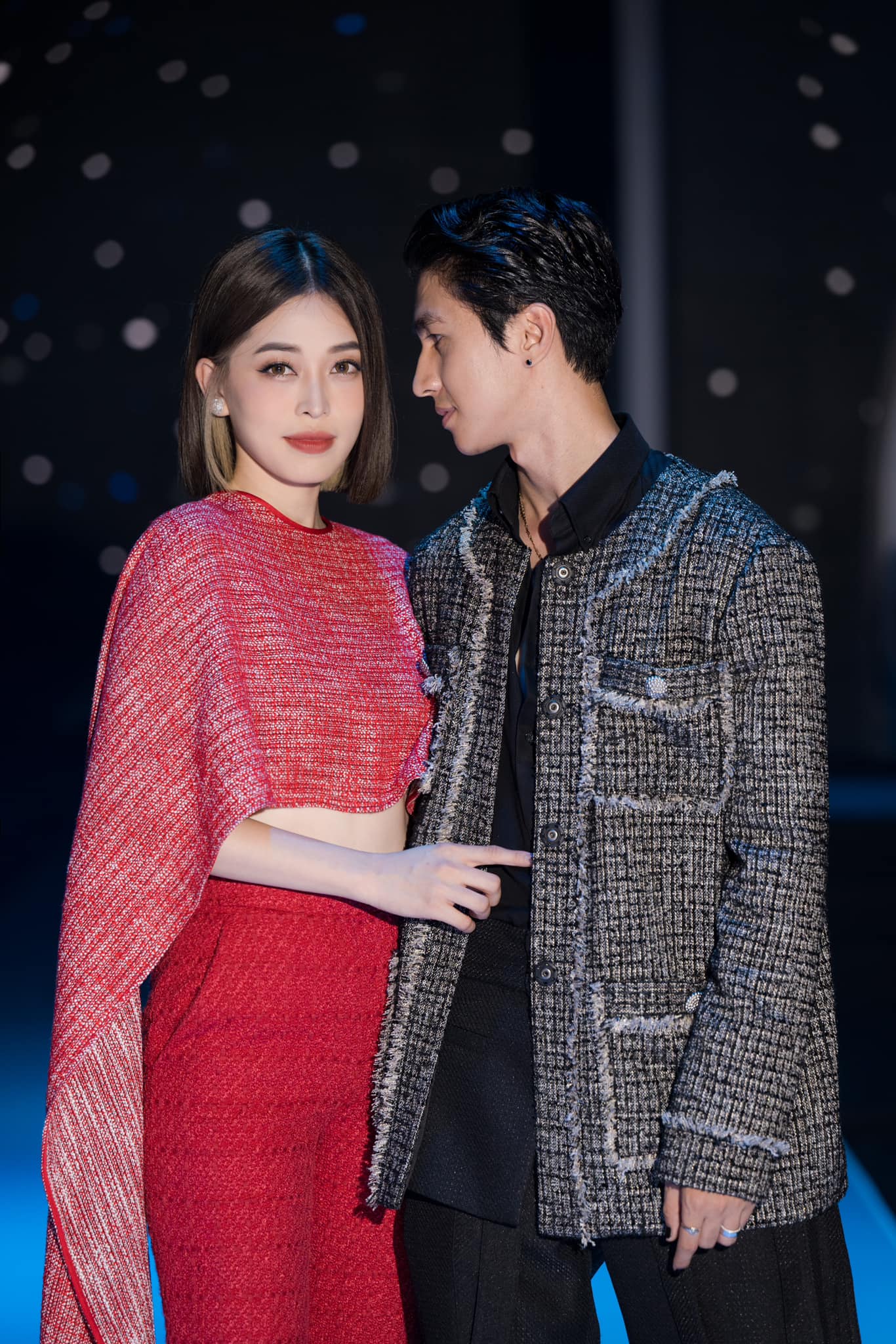 Để đánh dấu chủ quyền, cặp đôi diện trang phục đồng chất liệu, tình tứ trước ống kính truyền thông